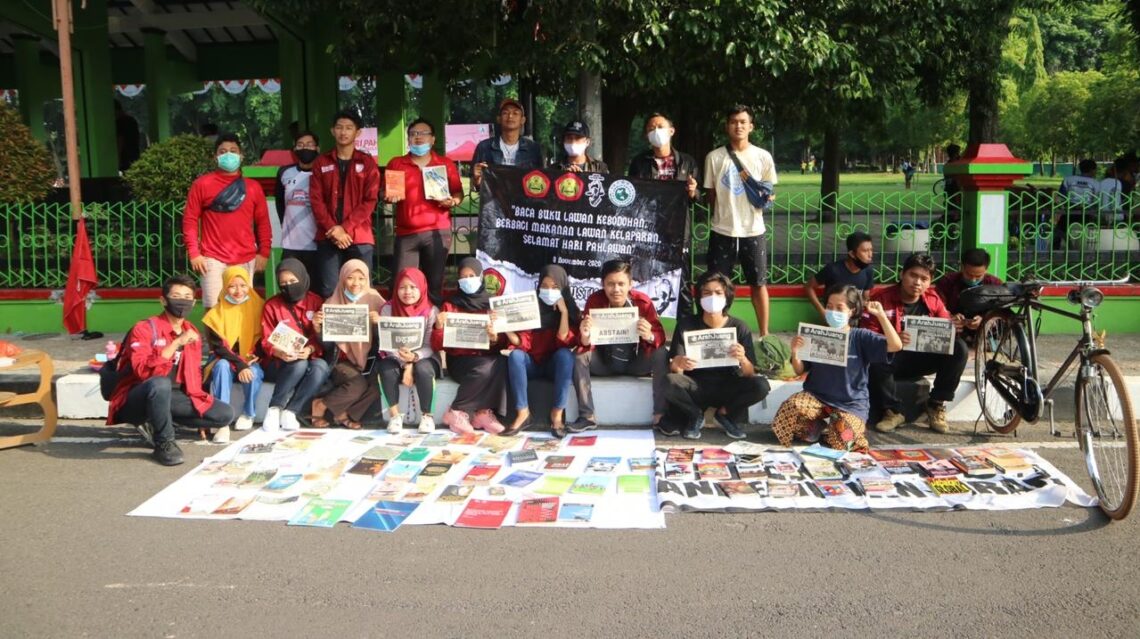 Saat Para Mahasiswa Gelar Lapak Baca sambil Bagi-Bagi Sosis Gratis