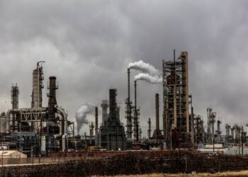 Datangnya Kilang Minyak dan Fatamorgana Masa Depan