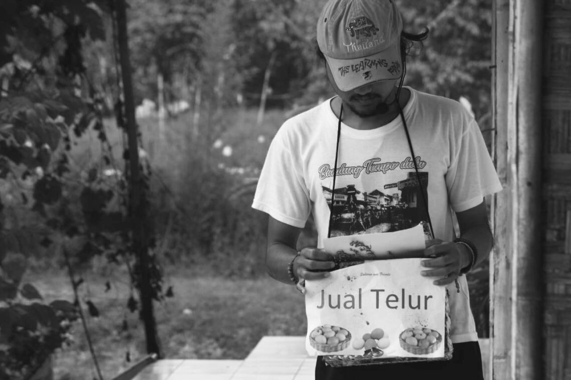 Senjata Seorang Penjual Telur yang Tabah