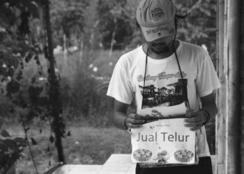 Senjata Seorang Penjual Telur yang Tabah