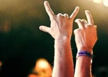 Memahami Hidup dengan Konsep Acungan Jari Metal