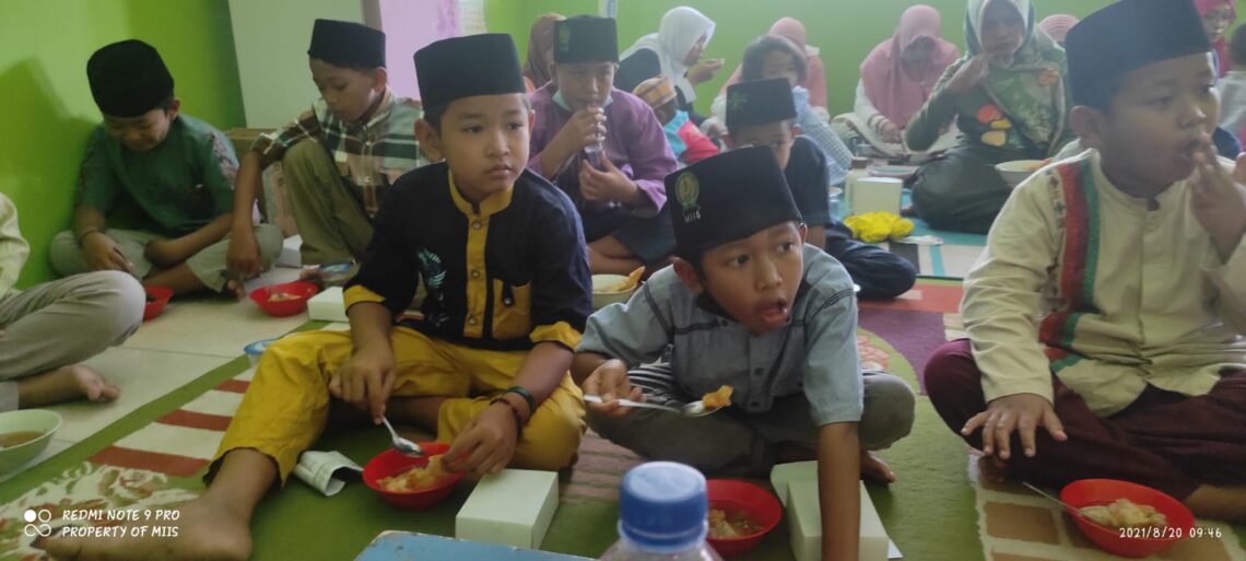 Peringati 10 Muharam dengan Beasiswa Pendidikan Anak Yatim Sampai Lulus