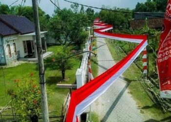 Di Bojonegoro, Bendera Raksasa Dibentangkan di Jalanan Desa