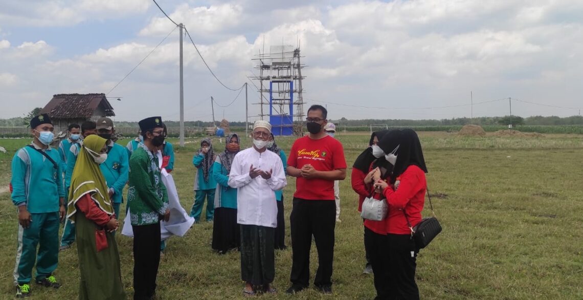 Saat Para Santri Mengikuti Vaksinasi di Tengah Sawah