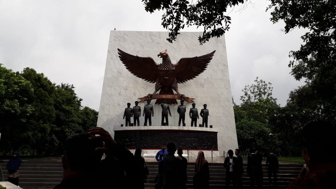 Wangi Bunga Mawar Ibu Kota dan Bau Anyir Darah di Lubang Buaya