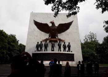 Wangi Bunga Mawar Ibu Kota dan Bau Anyir Darah di Lubang Buaya