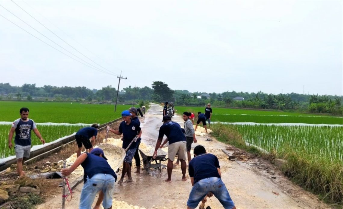 Jalan Desa Rusak Parah, Pemuda Bolo 44 Kadungrejo Langsung Turun Tangan