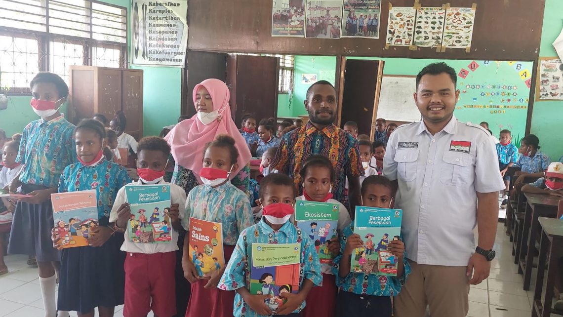 Pengabdian Masyarakat di Papua, BEM Nusantara Bagikan 1000 Buku