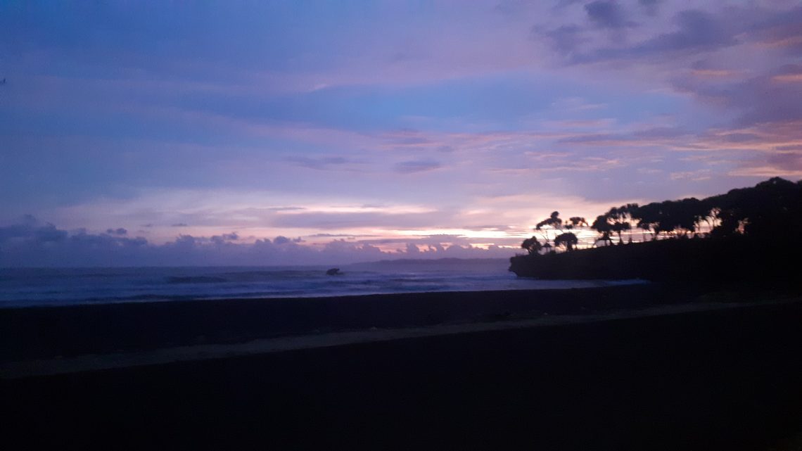 Ketika Senja Jatuh di Pantai Pangandaran