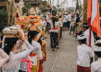 Nyunggi Tampah Gae Penjajah, Sebuah Refleksi