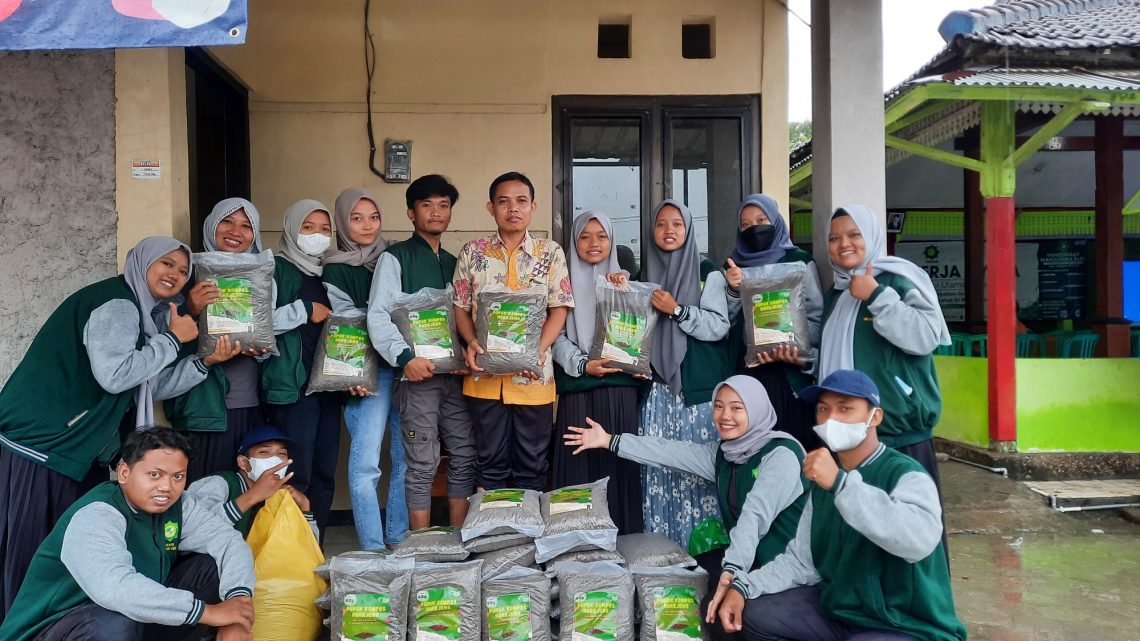 Sinergi dengan Poktan Ngrejeng, KKN 36 Unugiri Produksi Pupuk Kompos