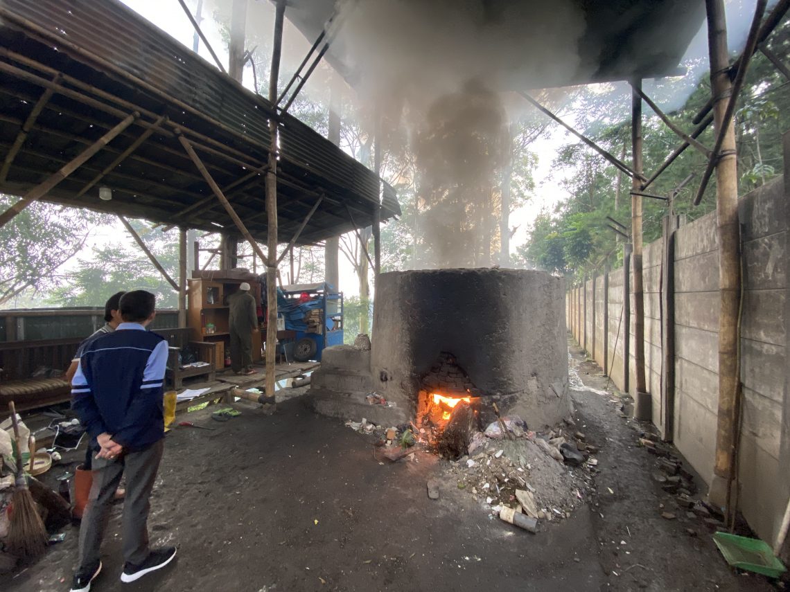 Saat Warga Desa Mengelola Sampah Secara Profesional