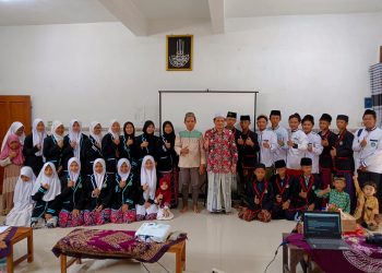 Pelatihan Nulis Artikel untuk Para Santri Al Manshur Balen