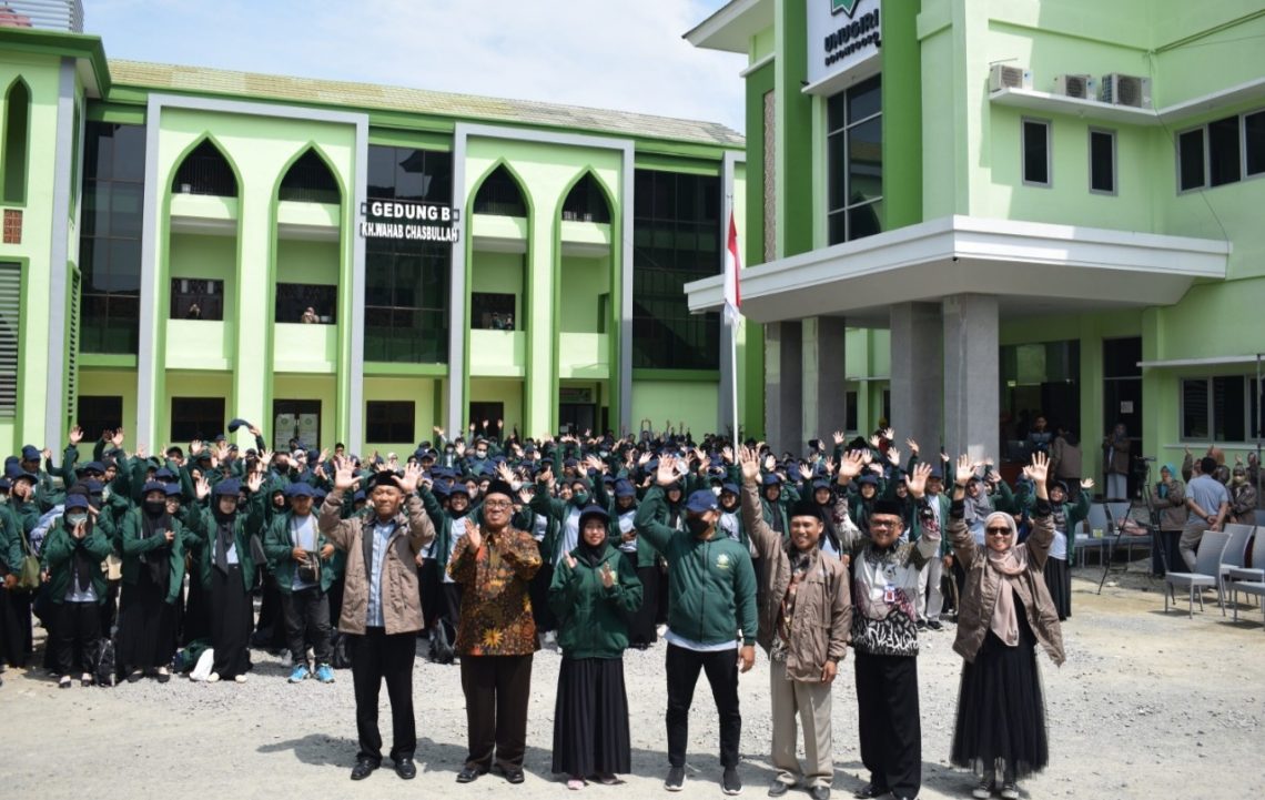 UNUGIRI Berangkatkan 1007 Mahasiswa KKN di Lima Kabupaten