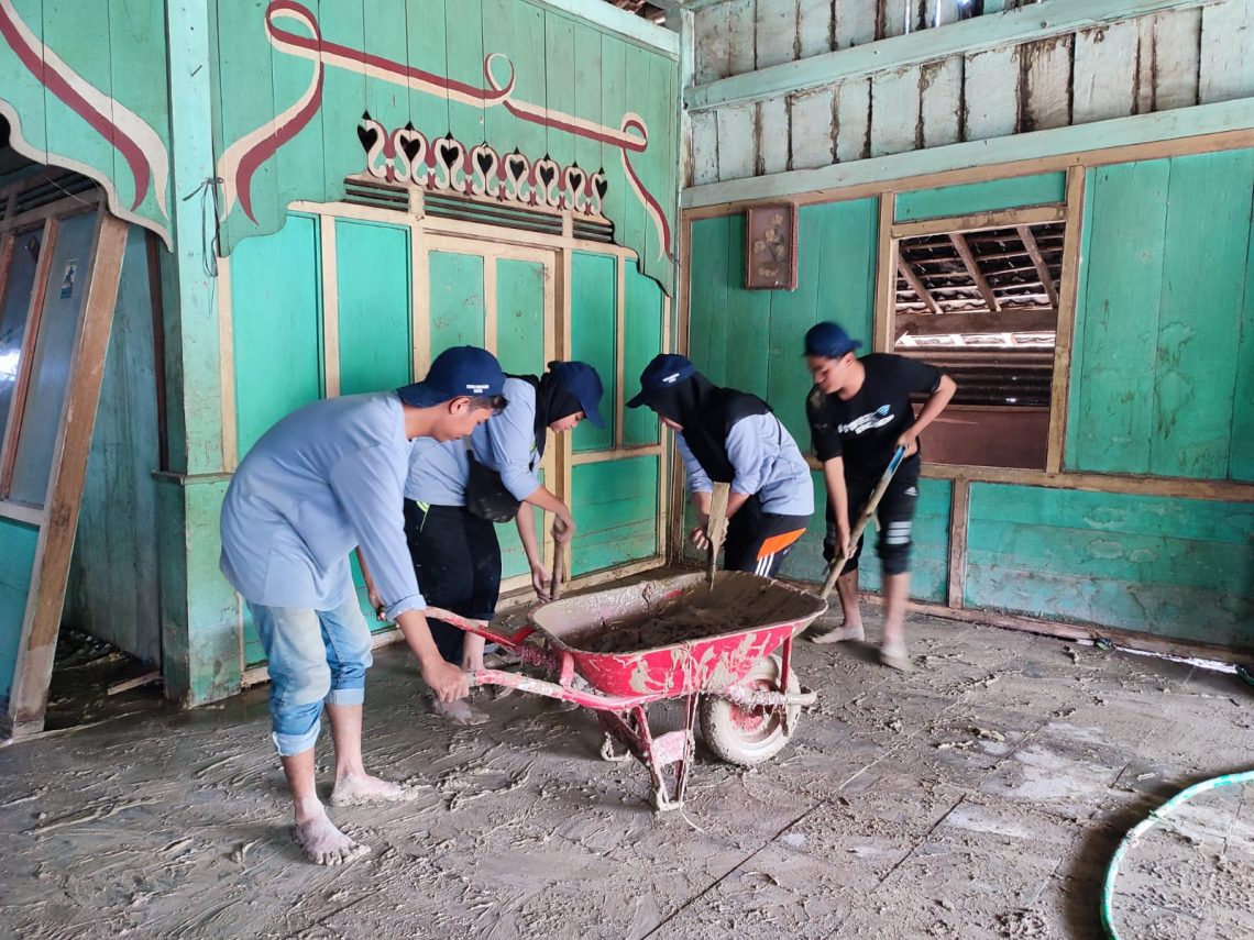 Saat Mahasiswa Bantu Pulihkan Rumah Warga yang Diterjang Bandang