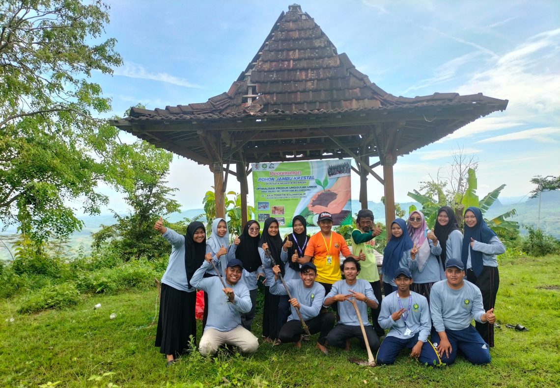 Tingkatkan Potensi Wisata, KKN UNUGIRI Lakukan Penanaman Jambu Kristal Di Negeri Atas Angin