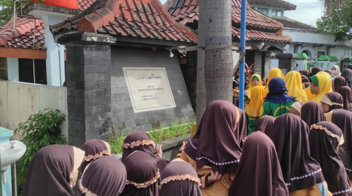 Kenalkan Aulia Sejak Dini, Siswa-siswi MI Irsyadusy Syubban Ziarah Wali Padangan
