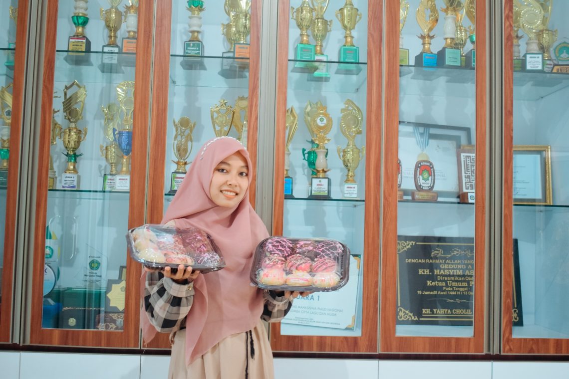 Eka, Mahasiswi PAI Unugiri Sukses Geluti Donat Hias Tulis dan Gambar