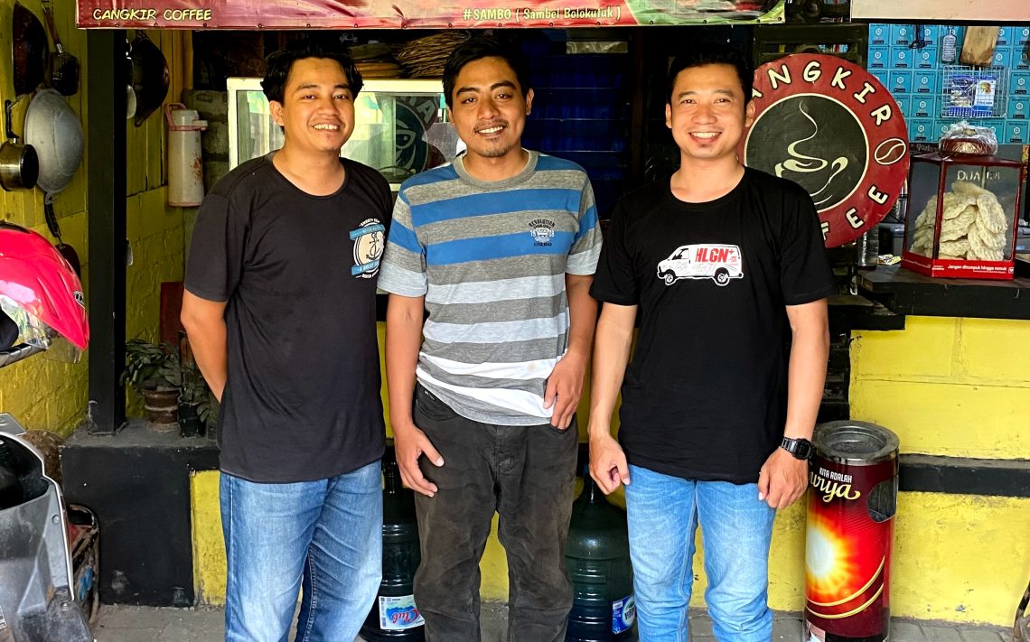 Atribut Cinta dan Hakekat Suporter Bola