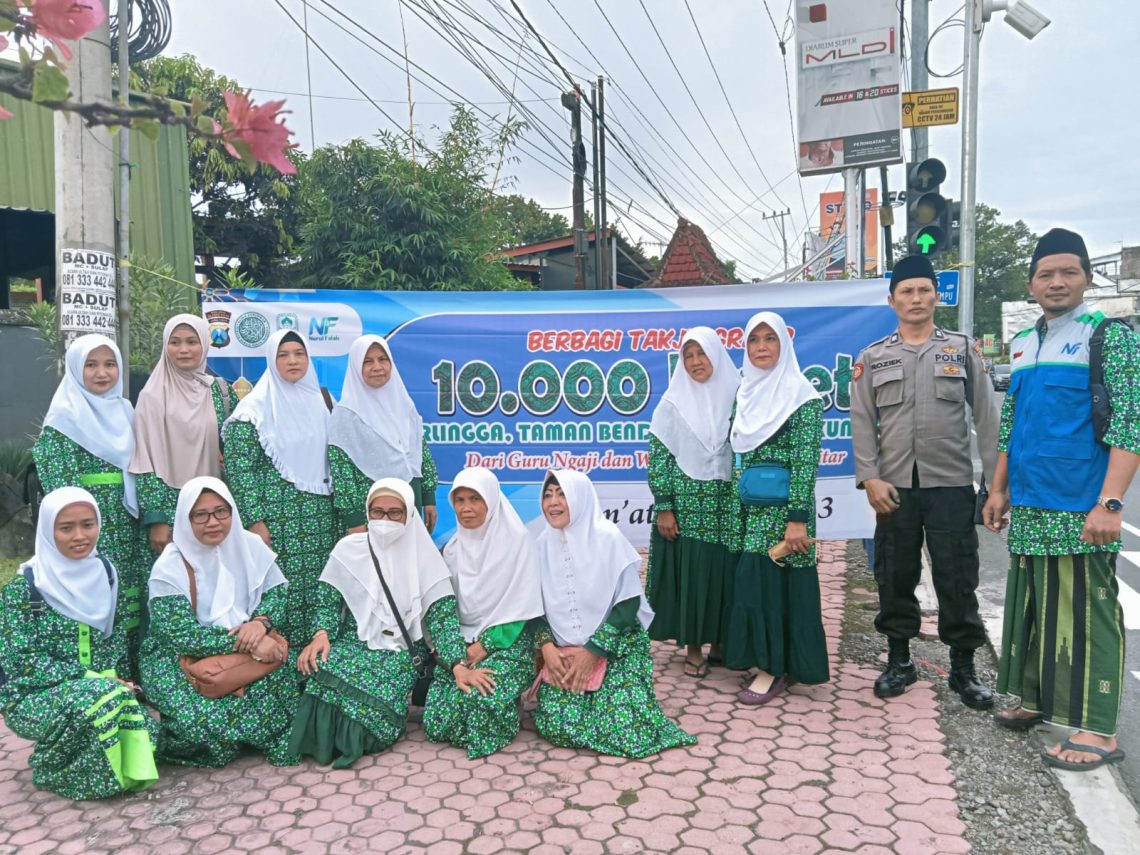 LAZIS Nurul Falah dan Kapolres Blitar Bagikan 10 Ribu Takjil