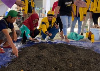Tingkatkan Kemandirian Petani, KKN UNIGORO Adakan Pelatihan Pembuatan Pupuk Organik