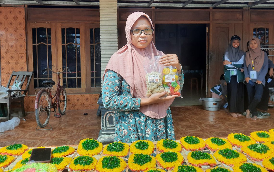 Melihat Bisnis Krecek di Desa Terpencil Donan