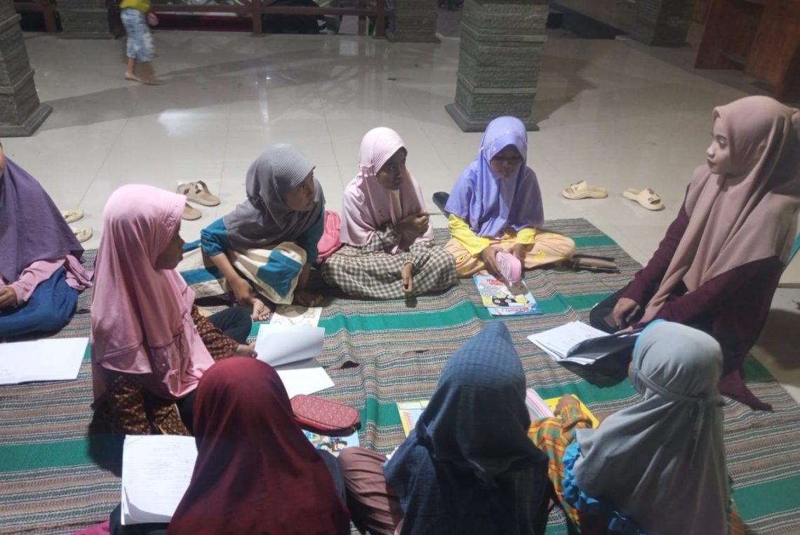 Peduli Pendidikan, Mahasiswa Unugiri Gelar Program Bimbel Tingkat Dasar di Desa 