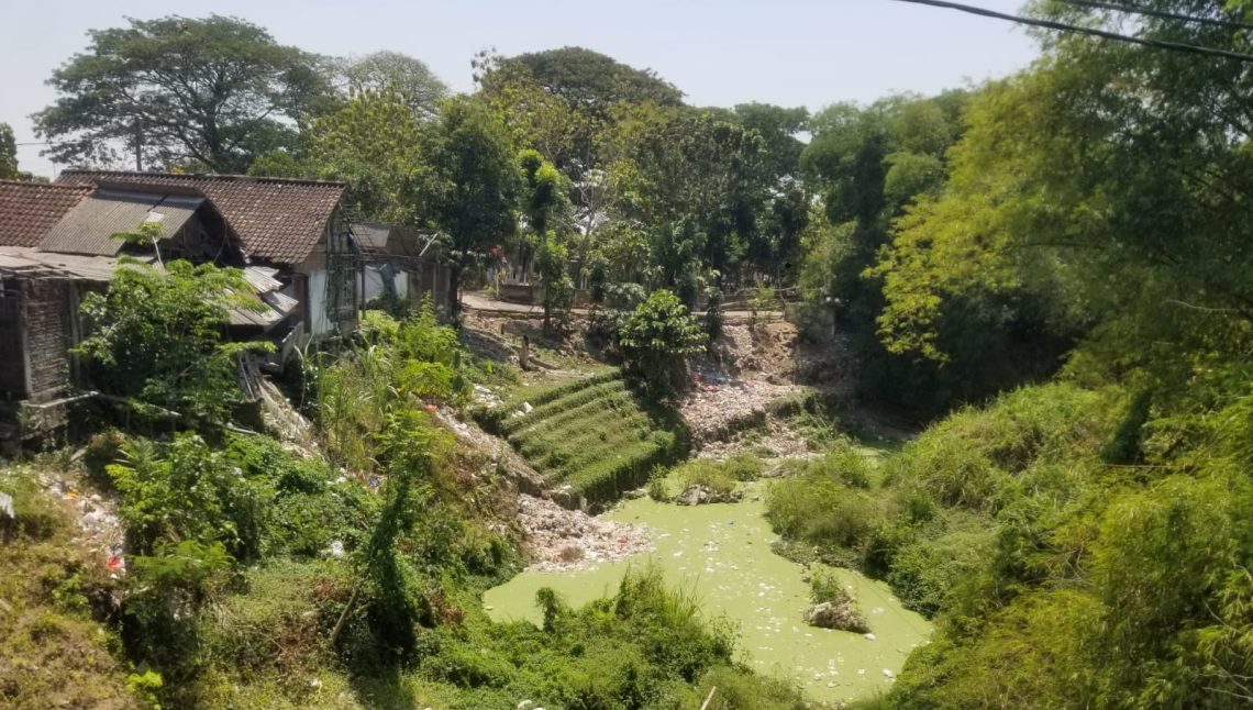 Dusun Mbarangan, Pemukiman di Dalam Pemakaman