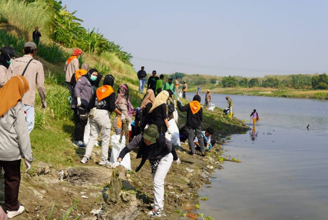 Aliansi Peduli Lingkungan Hidup Bojonegoro Bersih-bersih Sungai Bengawan Solo di Momen World Cleanup Day 2023