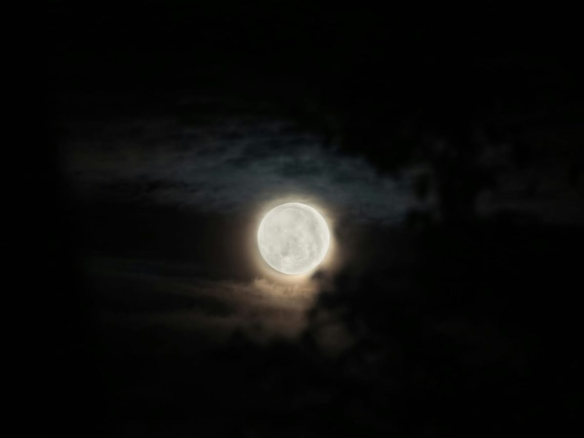 Ketika Hujan Membasuh Rembulan di Bogor Selatan