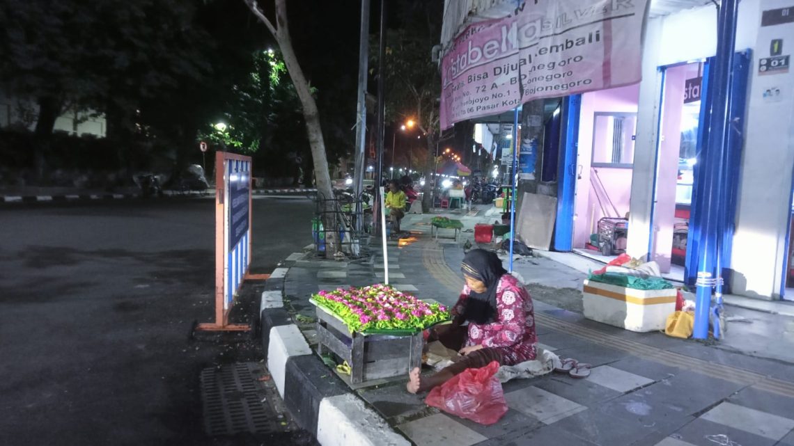 Aroma Kembang dan Arah Jalan Pulang