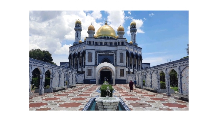 Mengunjungi Masjid Hassanil Bolkiah: Permata Arsitektur Islam di Brunei Darussalam