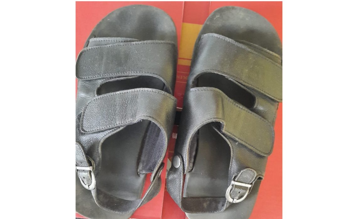 Kisah Sepasang Sepatu Sandal Anti-Diabetes