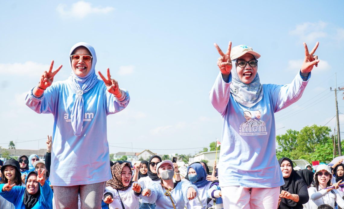 Cantika Wahono Bersama Nurul Azizah Senam Bareng Ratusan Warga