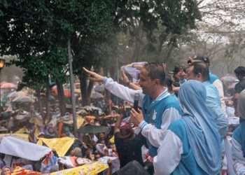 Tak Pedulikan Guyuran Hujan, Masyarakat Mantab Dukung Wahono-Nurul