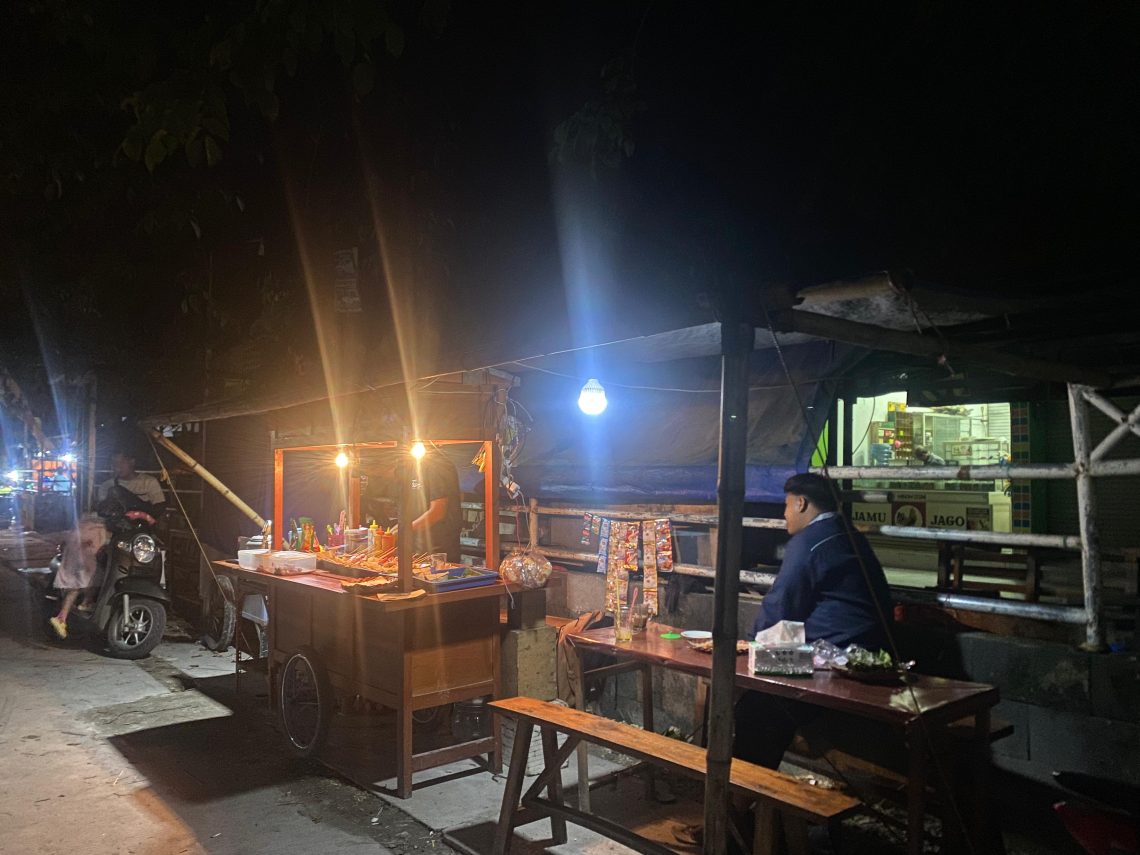Angkringan Tanpa Nama, Menikmati Nasi Bakar Khas Jogja di Samping Pasar Desa