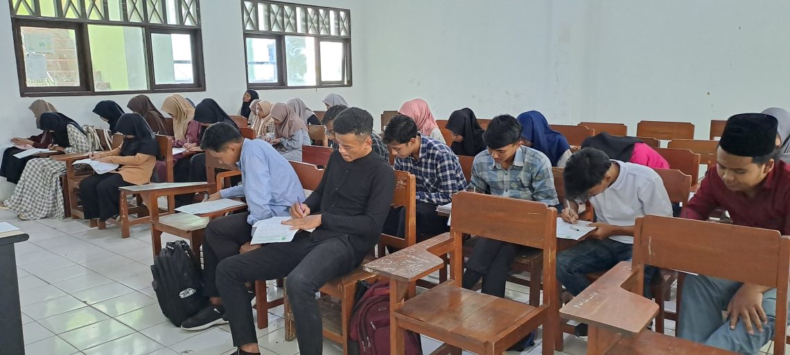 Seni Menunggu Mahasiswa Kerjakan Ujian yang Sudah Mulai Langka