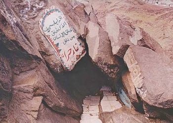 Wahai Rasul, Mengapa Engkau Bertahannuts di Gua Hira?