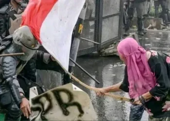 Rakyat Membara, Elit Bergoyang dan  Bersandiwara