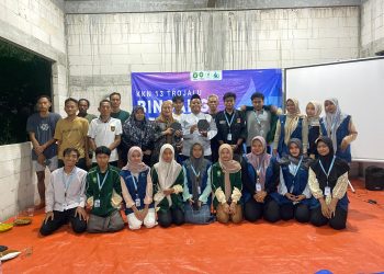 Ciptakan Inovasi Baru, KKN Unugiri Desa Trojalu Produksi Paving Block dari Sampah Plastik