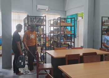 Peringati Hari Pahlawan, Perpustakaan Unugiri Lakukan Besih-bersih