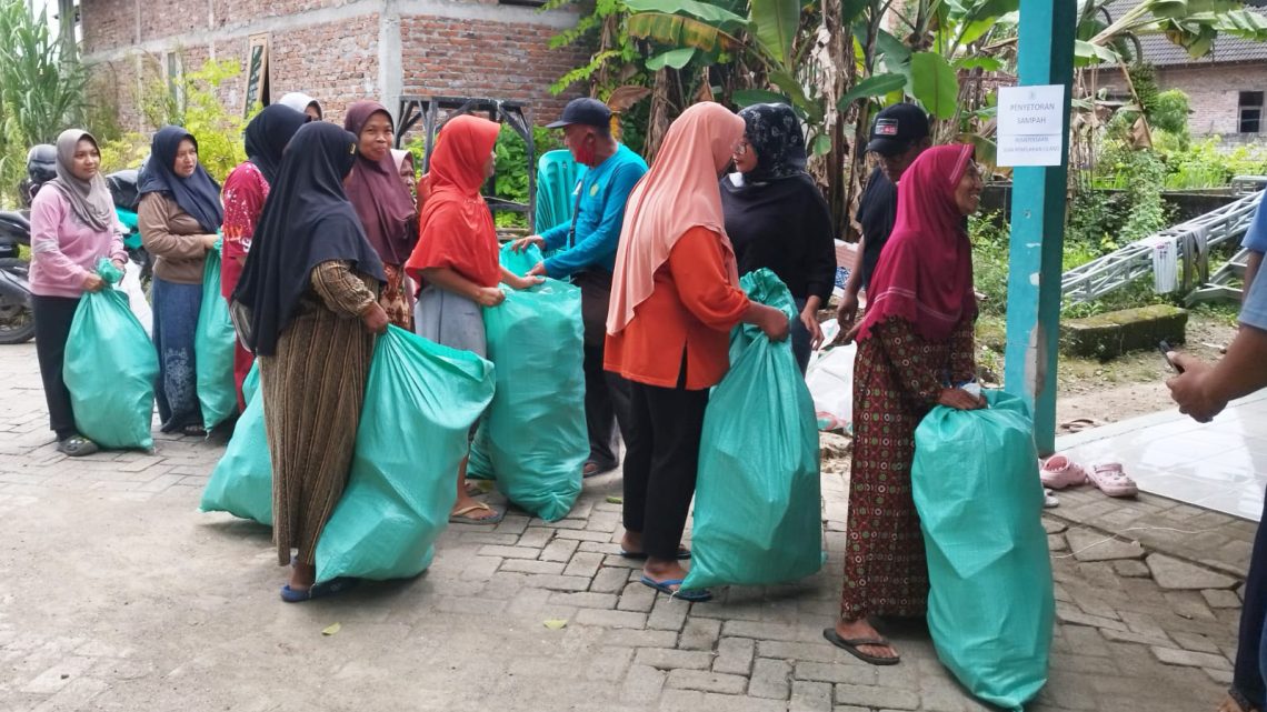 Warga Desa Trucuk Antusias Mengikuti Praktik Pengelolaan Sampah Untuk Menambah Penghasilan Rumah Tangga