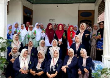 Mahasiswa KKN UAI Tuban Ajak Warga Bikin Sabun Cuci Piring Alami