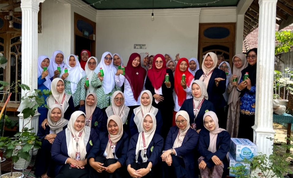 Mahasiswa KKN UAI Tuban Ajak Warga Bikin Sabun Cuci Piring Alami