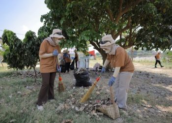 Pekerja EMCL Kerja Bakti Bersama Masyarakat Sekitar Kedung Keris
